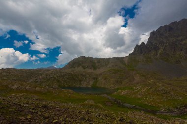 Kakar Dağları 'nın en zor zirvesi olan Verenik, Verenik' tir. Bulut Vadisi 'ne en kolay erişim Artvin' in Yusufeli ilçesine bağlı Yaylalar köyünden sağlanır. ... Kapl Lakes isimlerini Rize ve Erzurum arasındaki geçitlerden aldı..