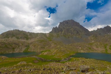 Kakar Dağları 'nın en zor zirvesi olan Verenik, Verenik' tir. Bulut Vadisi 'ne en kolay erişim Artvin' in Yusufeli ilçesine bağlı Yaylalar köyünden sağlanır. ... Kapl Lakes isimlerini Rize ve Erzurum arasındaki geçitlerden aldı..