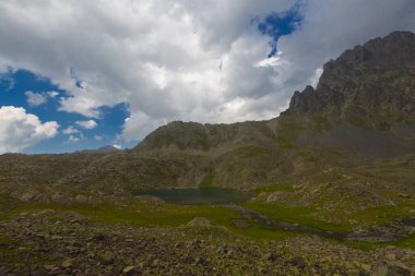 Kakar Dağları 'nın en zor zirvesi olan Verenik, Verenik' tir. Bulut Vadisi 'ne en kolay erişim Artvin' in Yusufeli ilçesine bağlı Yaylalar köyünden sağlanır. ... Kapl Lakes isimlerini Rize ve Erzurum arasındaki geçitlerden aldı..