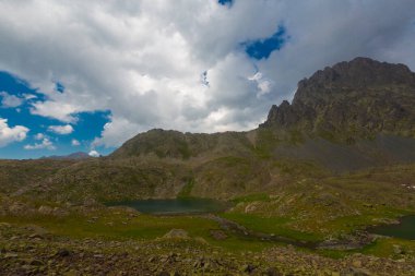 Kakar Dağları 'nın en zor zirvesi olan Verenik, Verenik' tir. Bulut Vadisi 'ne en kolay erişim Artvin' in Yusufeli ilçesine bağlı Yaylalar köyünden sağlanır. ... Kapl Lakes isimlerini Rize ve Erzurum arasındaki geçitlerden aldı..