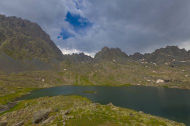 Kakar Dağları 'nın en zor zirvesi olan Verenik, Verenik' tir. Bulut Vadisi 'ne en kolay erişim Artvin' in Yusufeli ilçesine bağlı Yaylalar köyünden sağlanır. ... Kapl Lakes isimlerini Rize ve Erzurum arasındaki geçitlerden aldı..