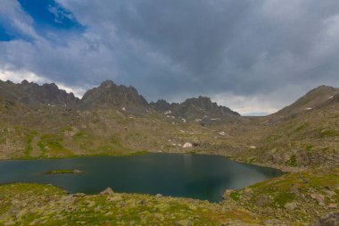 Kakar Dağları 'nın en zor zirvesi olan Verenik, Verenik' tir. Bulut Vadisi 'ne en kolay erişim Artvin' in Yusufeli ilçesine bağlı Yaylalar köyünden sağlanır. ... Kapl Lakes isimlerini Rize ve Erzurum arasındaki geçitlerden aldı..