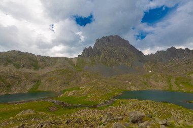 Kakar Dağları 'nın en zor zirvesi olan Verenik, Verenik' tir. Bulut Vadisi 'ne en kolay erişim Artvin' in Yusufeli ilçesine bağlı Yaylalar köyünden sağlanır. ... Kapl Lakes isimlerini Rize ve Erzurum arasındaki geçitlerden aldı..