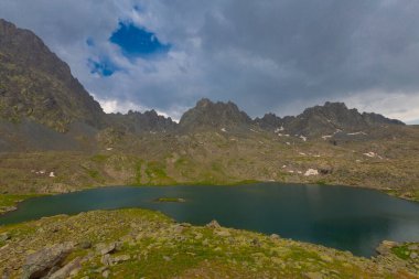 Kakar Dağları 'nın en zor zirvesi olan Verenik, Verenik' tir. Bulut Vadisi 'ne en kolay erişim Artvin' in Yusufeli ilçesine bağlı Yaylalar köyünden sağlanır. ... Kapl Lakes isimlerini Rize ve Erzurum arasındaki geçitlerden aldı..