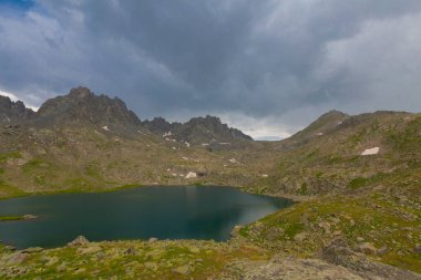 Kakar Dağları 'nın en zor zirvesi olan Verenik, Verenik' tir. Bulut Vadisi 'ne en kolay erişim Artvin' in Yusufeli ilçesine bağlı Yaylalar köyünden sağlanır. ... Kapl Lakes isimlerini Rize ve Erzurum arasındaki geçitlerden aldı..