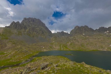 Kakar Dağları 'nın en zor zirvesi olan Verenik, Verenik' tir. Bulut Vadisi 'ne en kolay erişim Artvin' in Yusufeli ilçesine bağlı Yaylalar köyünden sağlanır. ... Kapl Lakes isimlerini Rize ve Erzurum arasındaki geçitlerden aldı..