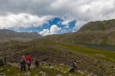 Kakar Dağları 'nın en zor zirvesi olan Verenik, Verenik' tir. Bulut Vadisi 'ne en kolay erişim Artvin' in Yusufeli ilçesine bağlı Yaylalar köyünden sağlanır. ... Kapl Lakes isimlerini Rize ve Erzurum arasındaki geçitlerden aldı..