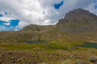 Kakar Dağları 'nın en zor zirvesi olan Verenik, Verenik' tir. Bulut Vadisi 'ne en kolay erişim Artvin' in Yusufeli ilçesine bağlı Yaylalar köyünden sağlanır. ... Kapl Lakes isimlerini Rize ve Erzurum arasındaki geçitlerden aldı..