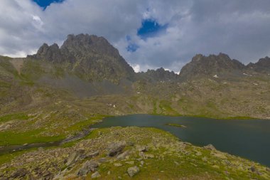 Kakar Dağları 'nın en zor zirvesi olan Verenik, Verenik' tir. Bulut Vadisi 'ne en kolay erişim Artvin' in Yusufeli ilçesine bağlı Yaylalar köyünden sağlanır. ... Kapl Lakes isimlerini Rize ve Erzurum arasındaki geçitlerden aldı..