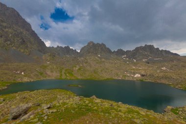 Kakar Dağları 'nın en zor zirvesi olan Verenik, Verenik' tir. Bulut Vadisi 'ne en kolay erişim Artvin' in Yusufeli ilçesine bağlı Yaylalar köyünden sağlanır. ... Kapl Lakes isimlerini Rize ve Erzurum arasındaki geçitlerden aldı..