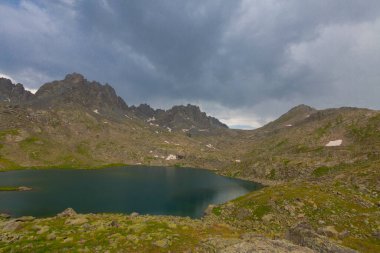 Kakar Dağları 'nın en zor zirvesi olan Verenik, Verenik' tir. Bulut Vadisi 'ne en kolay erişim Artvin' in Yusufeli ilçesine bağlı Yaylalar köyünden sağlanır. ... Kapl Lakes isimlerini Rize ve Erzurum arasındaki geçitlerden aldı..