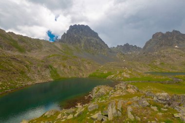 Kakar Dağları 'nın en zor zirvesi olan Verenik, Verenik' tir. Bulut Vadisi 'ne en kolay erişim Artvin' in Yusufeli ilçesine bağlı Yaylalar köyünden sağlanır. ... Kapl Lakes isimlerini Rize ve Erzurum arasındaki geçitlerden aldı..