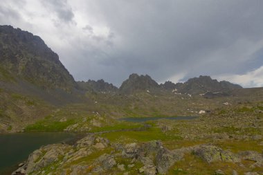 Kakar Dağları 'nın en zor zirvesi olan Verenik, Verenik' tir. Bulut Vadisi 'ne en kolay erişim Artvin' in Yusufeli ilçesine bağlı Yaylalar köyünden sağlanır. ... Kapl Lakes isimlerini Rize ve Erzurum arasındaki geçitlerden aldı..
