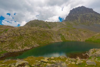 Kakar Dağları 'nın en zor zirvesi olan Verenik, Verenik' tir. Bulut Vadisi 'ne en kolay erişim Artvin' in Yusufeli ilçesine bağlı Yaylalar köyünden sağlanır. ... Kapl Lakes isimlerini Rize ve Erzurum arasındaki geçitlerden aldı..
