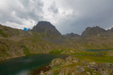 Kakar Dağları 'nın en zor zirvesi olan Verenik, Verenik' tir. Bulut Vadisi 'ne en kolay erişim Artvin' in Yusufeli ilçesine bağlı Yaylalar köyünden sağlanır. ... Kapl Lakes isimlerini Rize ve Erzurum arasındaki geçitlerden aldı..