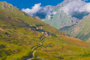Kakar Dağları 'nın en zor zirvesi olan Verenik, Verenik' tir. Bulut Vadisi 'ne en kolay erişim Artvin' in Yusufeli ilçesine bağlı Yaylalar köyünden sağlanır. ... Kapl Lakes isimlerini Rize ve Erzurum arasındaki geçitlerden aldı..