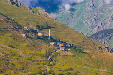 Kakar Dağları 'nın en zor zirvesi olan Verenik, Verenik' tir. Bulut Vadisi 'ne en kolay erişim Artvin' in Yusufeli ilçesine bağlı Yaylalar köyünden sağlanır. ... Kapl Lakes isimlerini Rize ve Erzurum arasındaki geçitlerden aldı..