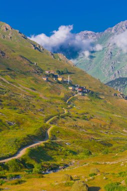 Kakar Dağları 'nın en zor zirvesi olan Verenik, Verenik' tir. Bulut Vadisi 'ne en kolay erişim Artvin' in Yusufeli ilçesine bağlı Yaylalar köyünden sağlanır. ... Kapl Lakes isimlerini Rize ve Erzurum arasındaki geçitlerden aldı..