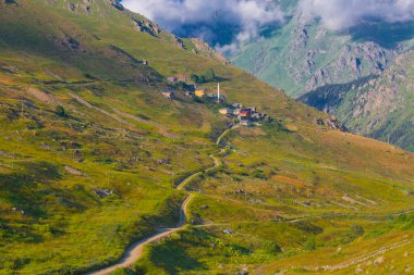 Kakar Dağları 'nın en zor zirvesi olan Verenik, Verenik' tir. Bulut Vadisi 'ne en kolay erişim Artvin' in Yusufeli ilçesine bağlı Yaylalar köyünden sağlanır. ... Kapl Lakes isimlerini Rize ve Erzurum arasındaki geçitlerden aldı..