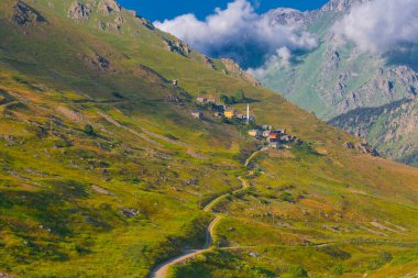 Kakar Dağları 'nın en zor zirvesi olan Verenik, Verenik' tir. Bulut Vadisi 'ne en kolay erişim Artvin' in Yusufeli ilçesine bağlı Yaylalar köyünden sağlanır. ... Kapl Lakes isimlerini Rize ve Erzurum arasındaki geçitlerden aldı..