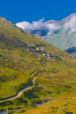 Kakar Dağları 'nın en zor zirvesi olan Verenik, Verenik' tir. Bulut Vadisi 'ne en kolay erişim Artvin' in Yusufeli ilçesine bağlı Yaylalar köyünden sağlanır. ... Kapl Lakes isimlerini Rize ve Erzurum arasındaki geçitlerden aldı..