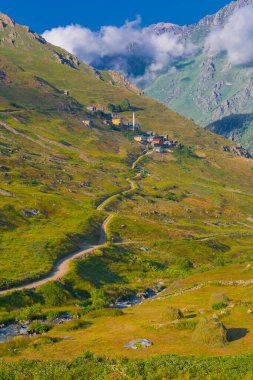 Kakar Dağları 'nın en zor zirvesi olan Verenik, Verenik' tir. Bulut Vadisi 'ne en kolay erişim Artvin' in Yusufeli ilçesine bağlı Yaylalar köyünden sağlanır. ... Kapl Lakes isimlerini Rize ve Erzurum arasındaki geçitlerden aldı..