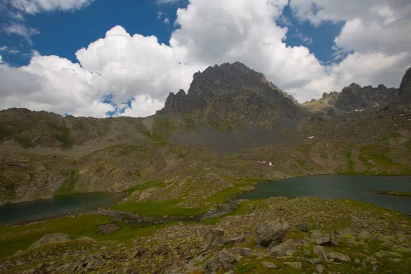カカル山脈の中で最も困難な峰であるヴェレニクはどちらもヴェレニクである Bulut Valleyへの最も簡単なアクセスは ArtvinのYaylalar村からです カプル湖はリゼとエルズルムの間の通路から名前を取った — ストック写真
