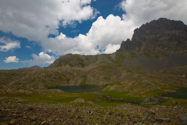 Kakar Dağları 'nın en zor zirvesi olan Verenik, Verenik' tir. Bulut Vadisi 'ne en kolay erişim Artvin' in Yusufeli ilçesine bağlı Yaylalar köyünden sağlanır. ... Kapl Lakes isimlerini Rize ve Erzurum arasındaki geçitlerden aldı..