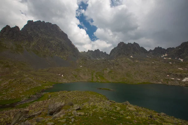 Kakar Dağları 'nın en zor zirvesi olan Verenik, Verenik' tir. Bulut Vadisi 'ne en kolay erişim Artvin' in Yusufeli ilçesine bağlı Yaylalar köyünden sağlanır. ... Kapl Lakes isimlerini Rize ve Erzurum arasındaki geçitlerden aldı..