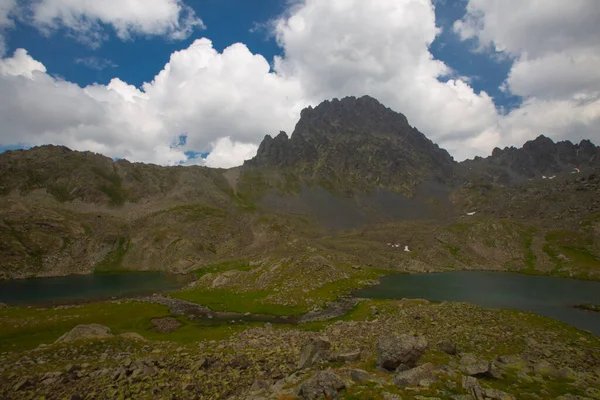 カカル山脈の中で最も困難な峰であるヴェレニクはどちらもヴェレニクである Bulut Valleyへの最も簡単なアクセスは ArtvinのYaylalar村からです カプル湖はリゼとエルズルムの間の通路から名前を取った — ストック写真