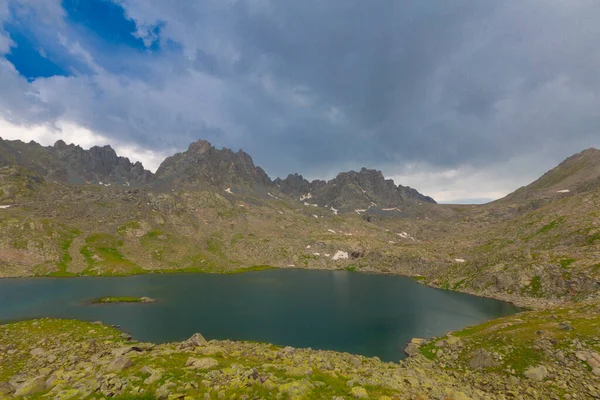 Kakar Dağları 'nın en zor zirvesi olan Verenik, Verenik' tir. Bulut Vadisi 'ne en kolay erişim Artvin' in Yusufeli ilçesine bağlı Yaylalar köyünden sağlanır. ... Kapl Lakes isimlerini Rize ve Erzurum arasındaki geçitlerden aldı..
