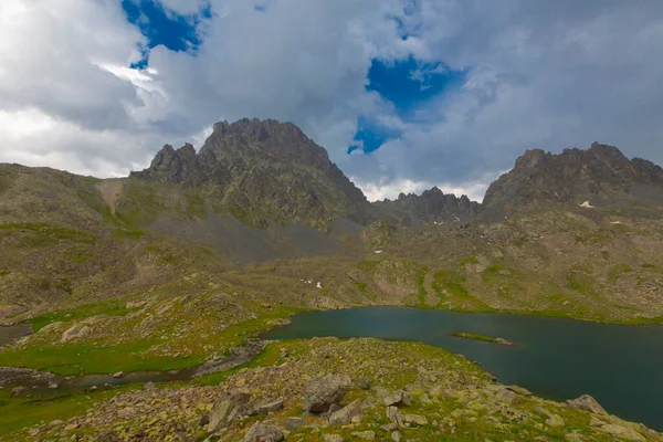 Kakar Dağları 'nın en zor zirvesi olan Verenik, Verenik' tir. Bulut Vadisi 'ne en kolay erişim Artvin' in Yusufeli ilçesine bağlı Yaylalar köyünden sağlanır. ... Kapl Lakes isimlerini Rize ve Erzurum arasındaki geçitlerden aldı..