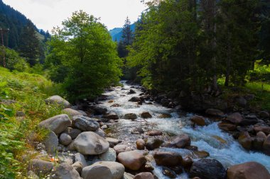 Trovit Platosu, Rize 'nin Amlhemin ilçesine ve 64 km uzaklıktadır. Eğer Amlhemin 'den yola çıkarsanız, yeşili takip edip sırasıyla Elevit, Trovit platosundaki iniva, Zilkale' ye kadar ilerlersiniz..