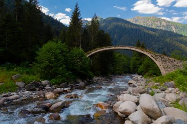 Trovit Platosu, Rize 'nin Amlhemin ilçesine ve 64 km uzaklıktadır. Eğer Amlhemin 'den yola çıkarsanız, yeşili takip edip sırasıyla Elevit, Trovit platosundaki iniva, Zilkale' ye kadar ilerlersiniz..