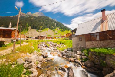 Trovit Platosu, Rize 'nin Amlhemin ilçesine ve 64 km uzaklıktadır. Eğer Amlhemin 'den yola çıkarsanız, yeşili takip edip sırasıyla Elevit, Trovit platosundaki iniva, Zilkale' ye kadar ilerlersiniz..