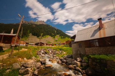 Trovit Platosu, Rize 'nin Amlhemin ilçesine ve 64 km uzaklıktadır. Eğer Amlhemin 'den yola çıkarsanız, yeşili takip edip sırasıyla Elevit, Trovit platosundaki iniva, Zilkale' ye kadar ilerlersiniz..