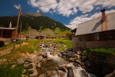 Trovit Platosu, Rize 'nin Amlhemin ilçesine ve 64 km uzaklıktadır. Eğer Amlhemin 'den yola çıkarsanız, yeşili takip edip sırasıyla Elevit, Trovit platosundaki iniva, Zilkale' ye kadar ilerlersiniz..