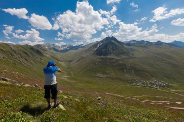 Trovit Platosu, Rize 'nin Amlhemin ilçesine ve 64 km uzaklıktadır. Eğer Amlhemin 'den yola çıkarsanız, yeşili takip edip sırasıyla Elevit, Trovit platosundaki iniva, Zilkale' ye kadar ilerlersiniz..
