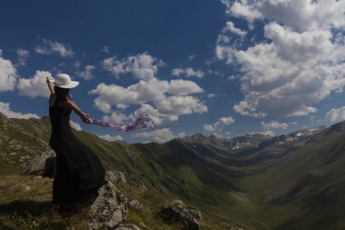 Trovit Platosu, Rize 'nin Amlhemin ilçesine ve 64 km uzaklıktadır. Eğer Amlhemin 'den yola çıkarsanız, yeşili takip edip sırasıyla Elevit, Trovit platosundaki iniva, Zilkale' ye kadar ilerlersiniz..
