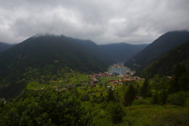 Uzungol, Türk Trabzon eyalette bir heyelan gölü kuruyor. Aykara ilçesinin Uzungl ilçesinde yer almaktadır. Haldizen akışını engelleyen yamaçlardan düşen kayalar tarafından oluşmuştur..