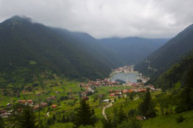 Uzungol, Türk Trabzon eyalette bir heyelan gölü kuruyor. Aykara ilçesinin Uzungl ilçesinde yer almaktadır. Haldizen akışını engelleyen yamaçlardan düşen kayalar tarafından oluşmuştur..