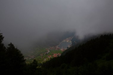 Uzungol, Türk Trabzon eyalette bir heyelan gölü kuruyor. Aykara ilçesinin Uzungl ilçesinde yer almaktadır. Haldizen akışını engelleyen yamaçlardan düşen kayalar tarafından oluşmuştur..