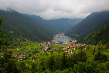 Uzungol, Türk Trabzon eyalette bir heyelan gölü kuruyor. Aykara ilçesinin Uzungl ilçesinde yer almaktadır. Haldizen akışını engelleyen yamaçlardan düşen kayalar tarafından oluşmuştur..