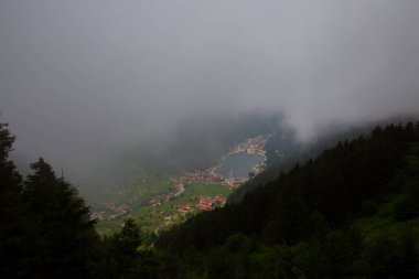 Uzungol, Türk Trabzon eyalette bir heyelan gölü kuruyor. Aykara ilçesinin Uzungl ilçesinde yer almaktadır. Haldizen akışını engelleyen yamaçlardan düşen kayalar tarafından oluşmuştur..