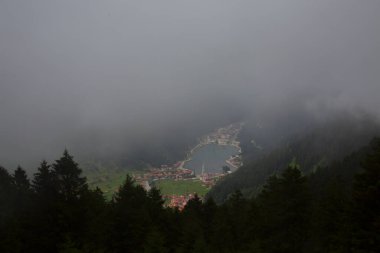 Uzungol, Türk Trabzon eyalette bir heyelan gölü kuruyor. Aykara ilçesinin Uzungl ilçesinde yer almaktadır. Haldizen akışını engelleyen yamaçlardan düşen kayalar tarafından oluşmuştur..