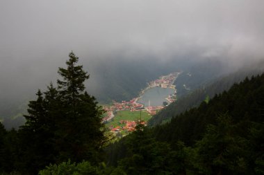 Uzungol, Türk Trabzon eyalette bir heyelan gölü kuruyor. Aykara ilçesinin Uzungl ilçesinde yer almaktadır. Haldizen akışını engelleyen yamaçlardan düşen kayalar tarafından oluşmuştur..