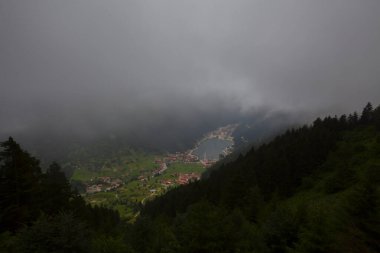 Uzungol, Türk Trabzon eyalette bir heyelan gölü kuruyor. Aykara ilçesinin Uzungl ilçesinde yer almaktadır. Haldizen akışını engelleyen yamaçlardan düşen kayalar tarafından oluşmuştur..
