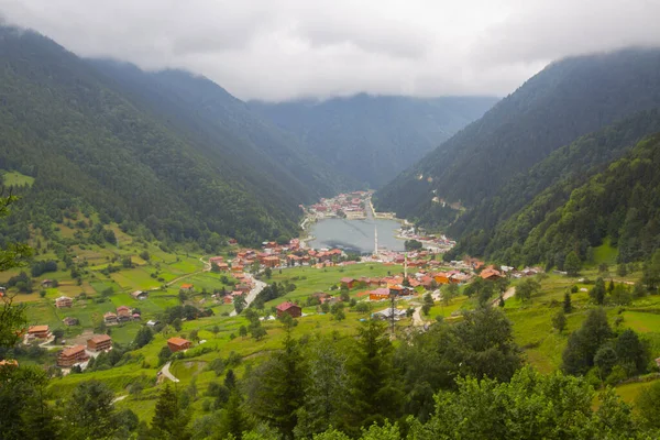Uzungol, Türk Trabzon eyalette bir heyelan gölü kuruyor. Aykara ilçesinin Uzungl ilçesinde yer almaktadır. Haldizen akışını engelleyen yamaçlardan düşen kayalar tarafından oluşmuştur..