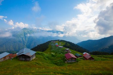 Platoya ulaştığınızda ve manzarayı gördüğünüzde az önceki yolun heyecanını hemen unutursunuz. Pokut 'un adı Ermenice geliyor, bölgedeki birçok plato gibi..