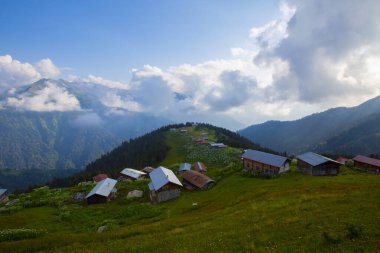 Platoya ulaştığınızda ve manzarayı gördüğünüzde az önceki yolun heyecanını hemen unutursunuz. Pokut 'un adı Ermenice geliyor, bölgedeki birçok plato gibi..